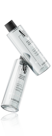 Dvije prozirne bočice skidača šminke